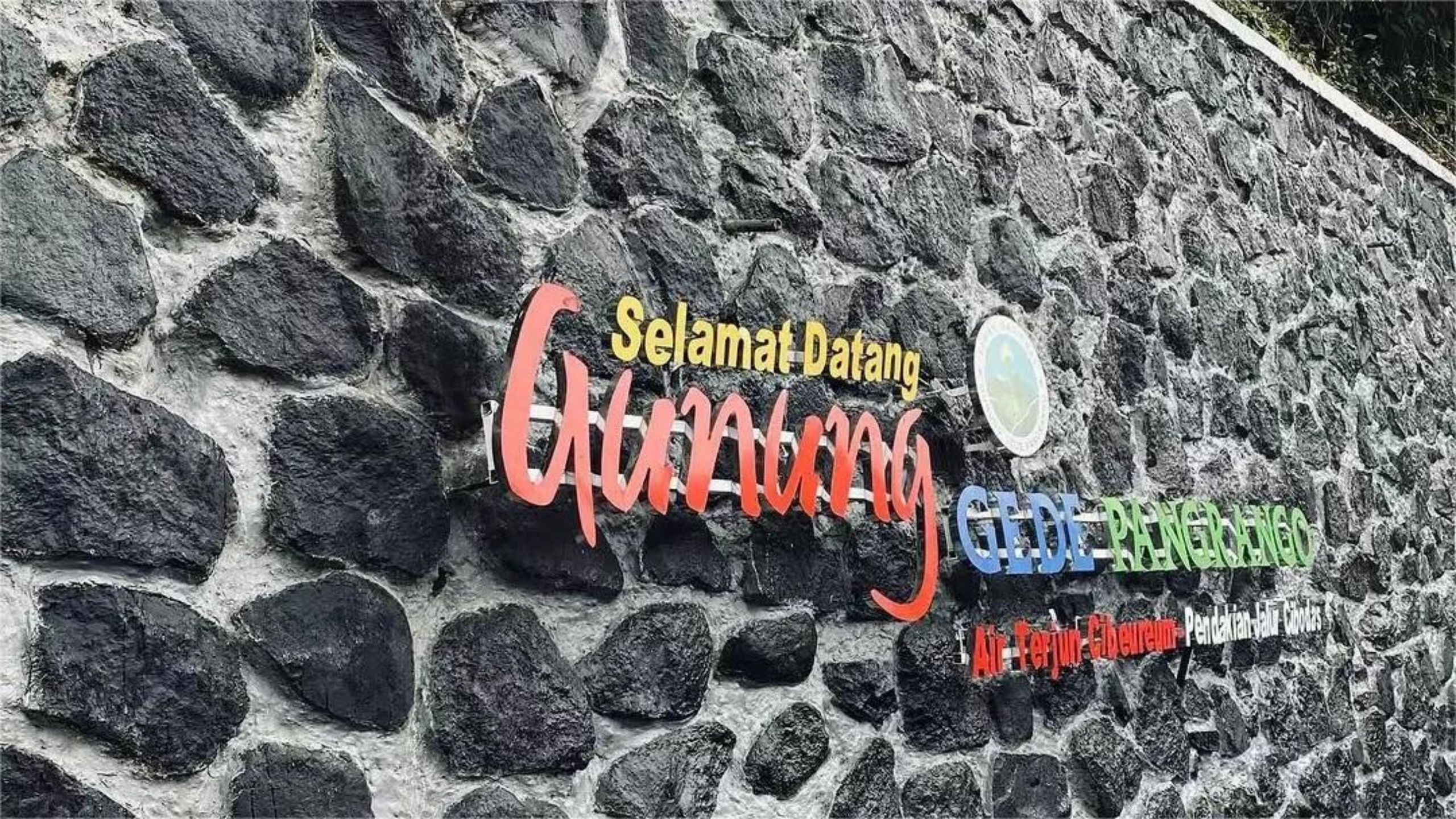 Wisata Air Terjung Cibeureum. (instagram @ zdnrhamdaini)